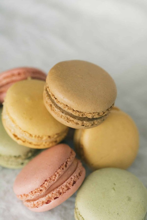 Quelles sont les techniques pour réussir des macarons sans colorants artificiels?