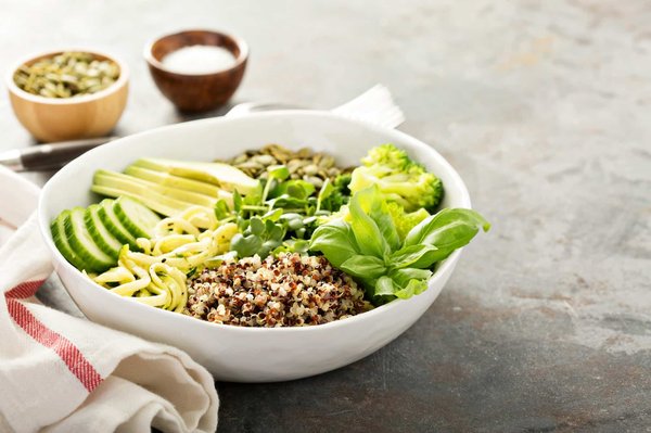 Comment intégrer des plats à base de graines germées dans un menu de restaurant vegan?