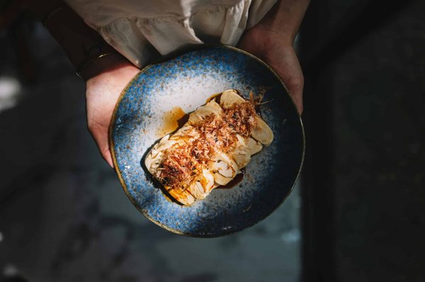 Quelles sont les meilleures techniques pour préparer des plats à base de tofu dans un restaurant végétalien?