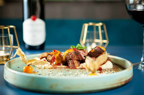 Quels sont les conseils pour réussir un burger maison avec une viande juteuse et des garnitures originales ?